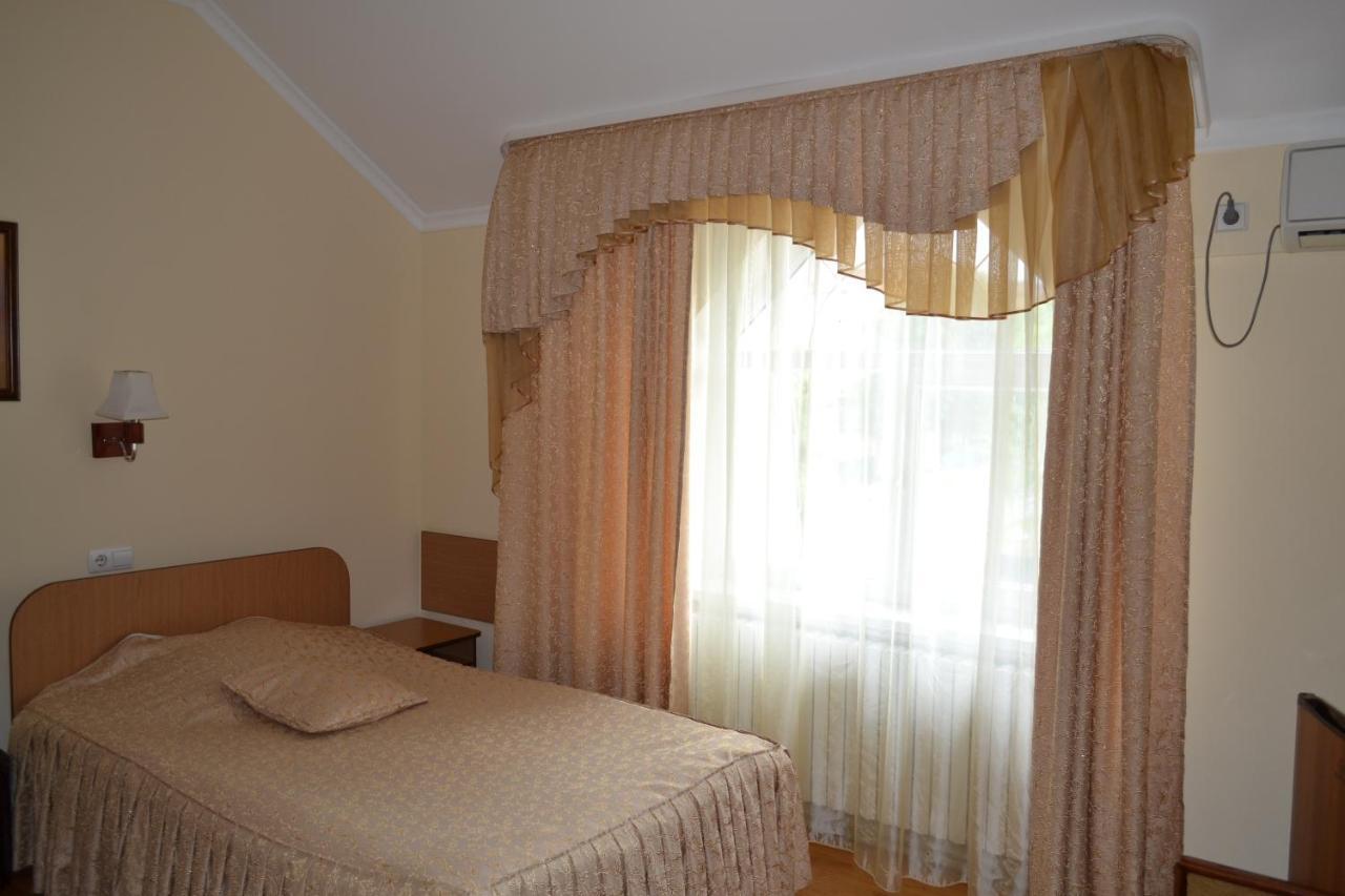 Готель Едем Hadiach Exterior foto